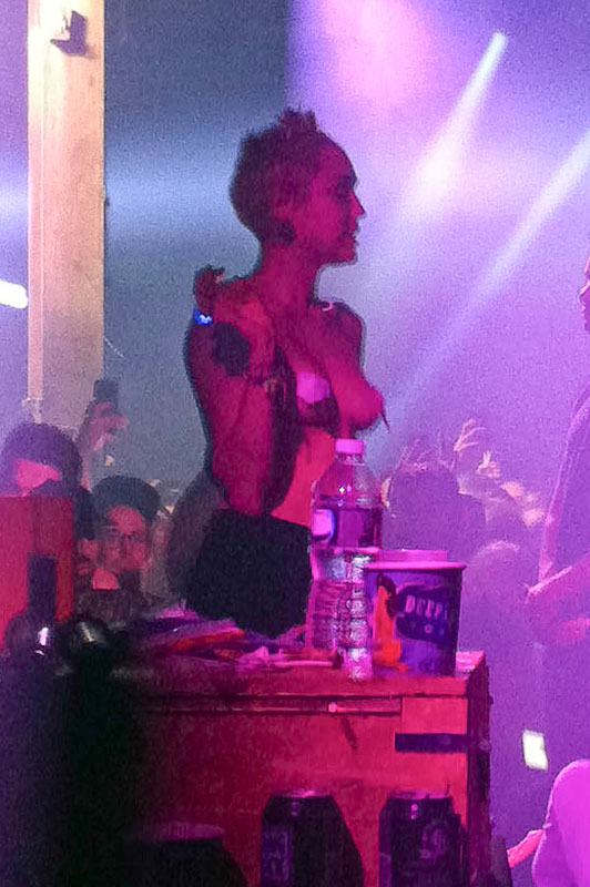 Miley Cyrus débarque topless à l after party d Alexander Wang photos