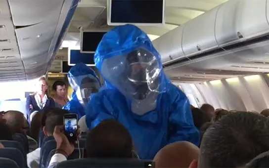 Une Blague Qui Tourne Mal Il Eternue Dans Un Avion Et Fait Croire Qu Il A Le Virus Ebola Video Rtl People