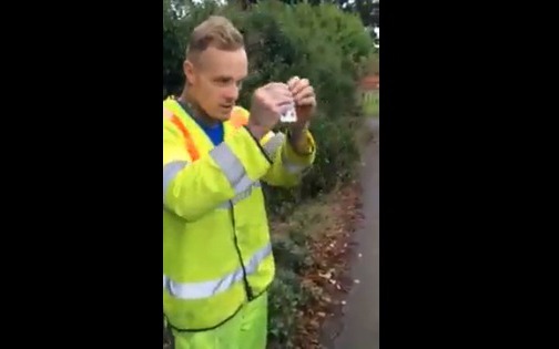 Cet ouvrier épate ses collègues avec un tour de magie extraordinaire (vidéo)