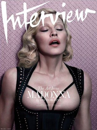Madonna pose topless et provoque à propos des drogues : "Je les ai toutes testées" (photos)