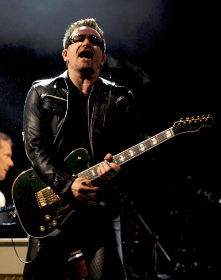 Après sa terrible chute, Bono pourrait ne plus JAMAIS jouer de la guitare !