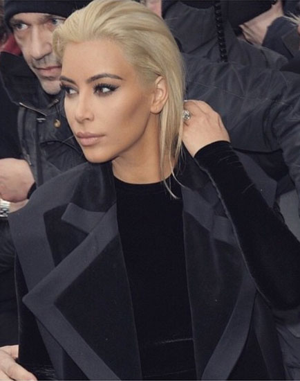 Kim Kardashian passe au blond platine (photos)