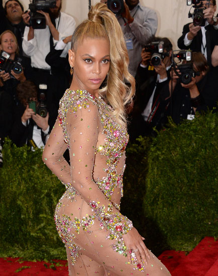 Alerte à la bombe: Beyoncé au top du sexy dans une robe complètement transparente! (photos)