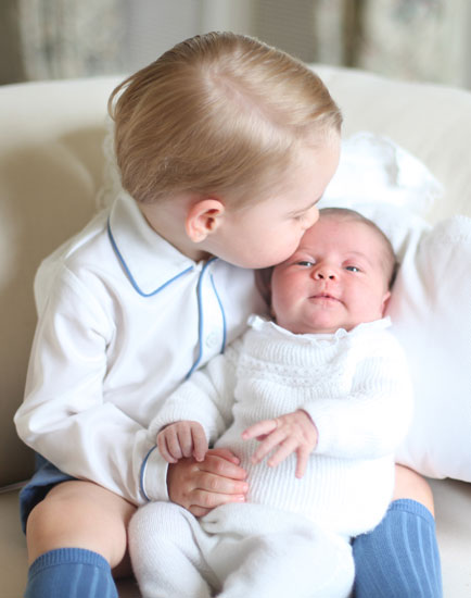 Les premières photos du prince George avec sa petite soeur Charlotte enfin dévoilées (photos)