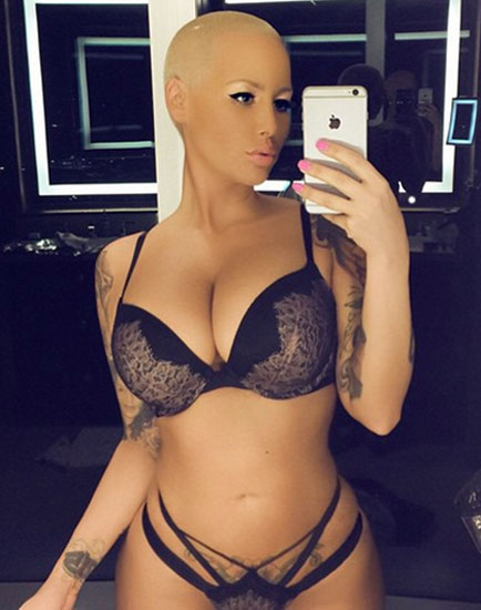 Complètement nue, Amber Rose présente son livre "How To Be A Bad Bitch" (photo)