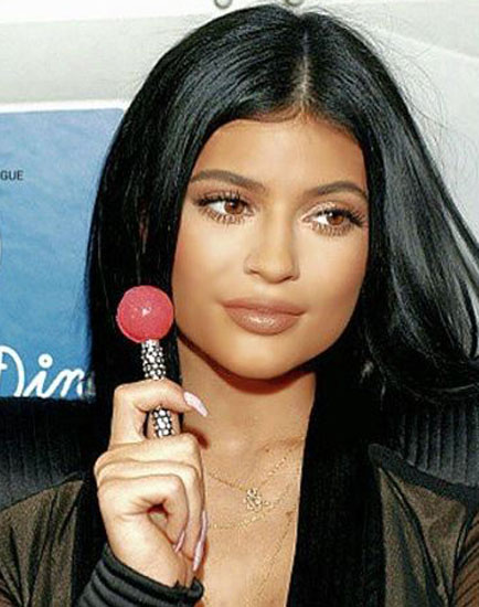 Kylie Jenner ose le décolleté ULTRA plongeant... mais semble un brin mal à l'aise! (photos)