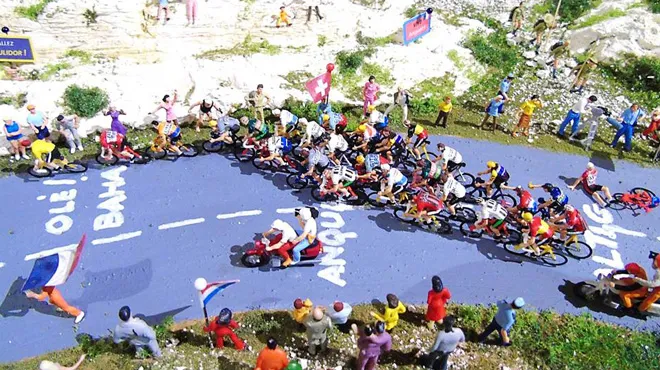 Jean Marie Est Passionne Par Le Tour De France Et Les Trains Electriques Il A Recree Une Etape En Miniature Photos Rtl Info