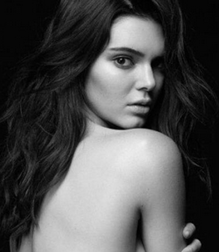 Kendall Jenner sexy, topless et en string pour Calvin Klein (photos)