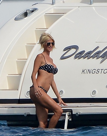 En tout petit bikini, Victoria Silvstedt affole la baie de Saint-Tropez (photos)