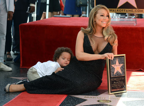 Mariah Carey obtient son étoile sur la Walk of Fame et dévoile un décolleté MEGA PLONGEANT (photo et vidéo)