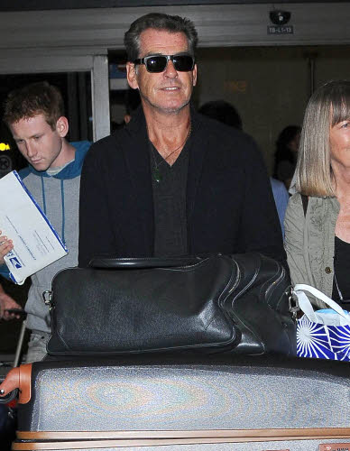 L'acteur Pierce Brosnan pincé avec un couteau dans un aéroport