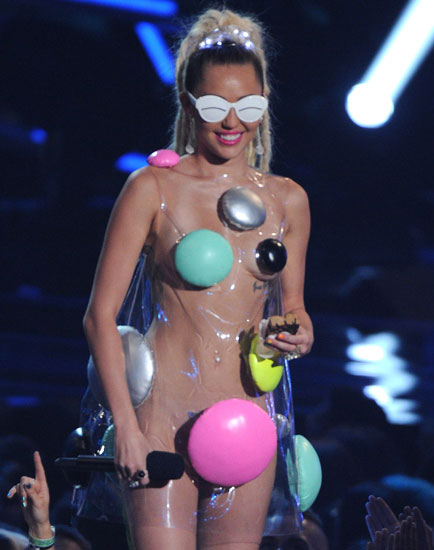 Une poignée de Smarties en guise de robe, l'élégance folle selon Miley Cyrus (photos)