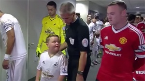 Un enfant se tient à côté de Rooney dans le couloir: sa réaction est incroyable (vidéo)