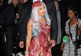 La robe en viande portée par Lady Gaga en 2010 entre au musée (photos)