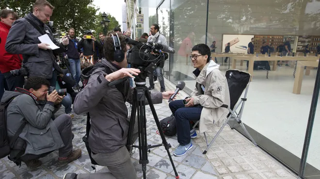 Un Etudiant Campe Devant Le Premier Apple Store De Belgique Pour Etre Le Premier A Y Entrer J Ai Deja Fait La Meme Chose En Allemagne Ou En Chine Rtl Info