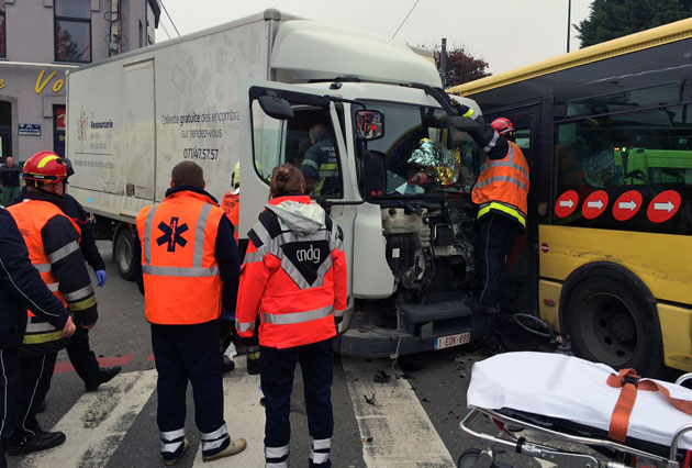 Spectaculaire Accident à Charleroi Entre Un Camion Et Un Bus - RTL Info