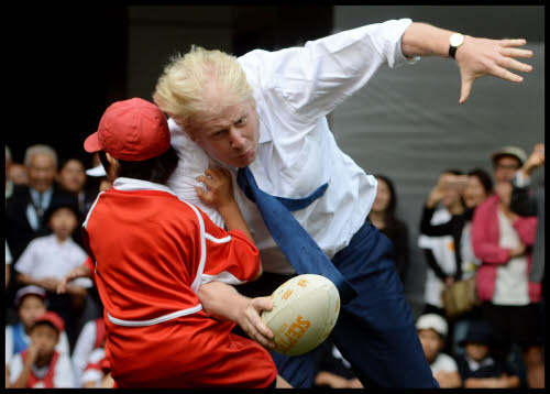 Rugby: quand le maire de Londres, trop enthousiaste, PLAQUE AU SOL un enfant de 10 ans (vidéo)