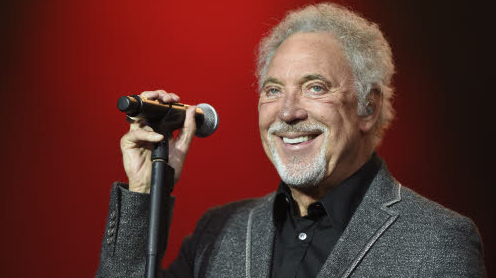 Tom Jones de retour avec un nouvel album et une autobiographie (vidéo)