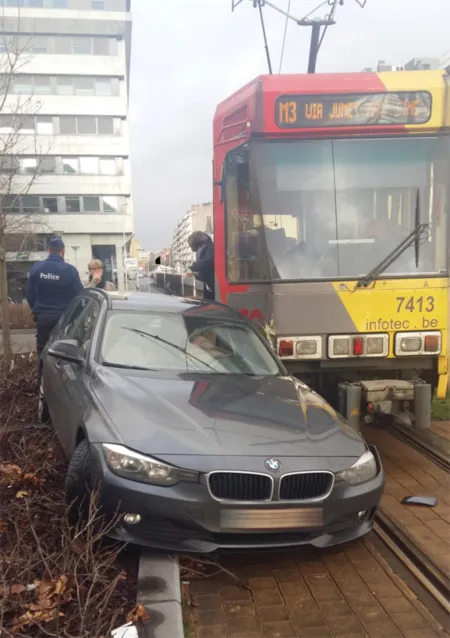 Charleroi: accident entre un tram et une voiture sur le boulevard Tirou