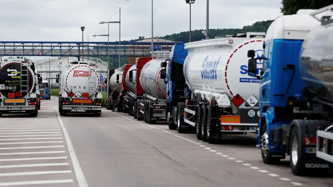 Statut Des Travailleurs Emploi Du Temps Et Vignette De Circulation La Commission Europeenne S Attaque Au Secteur Du Transport Routier Ou La Concurrence Fait Rage Rtl Info