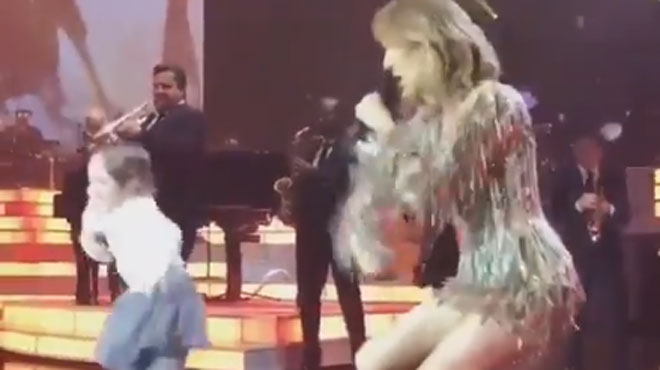 Une fillette vole la vedette pendant un concert de Céline Dion