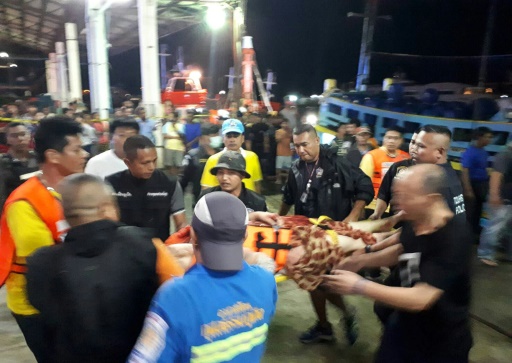  Thailand: research resumes after a shipwreck that killed at least one person "title =" Thailand: searches resume after a shipwreck that killed at least one person "/>


<p> Rescue crew members help one of the pbadengers at the Phoenix, a capsized ship, on July 5, 2018 Kritsada MUENHAWONG </p>
</p></div>
<div id=