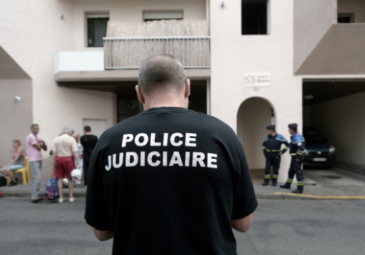  Five dead in an apartment in Pau: a family dispute turns to mbadacre "title =" Five dead in an apartment in Pau: a family dispute turns to mbadacre "/>


<p> A police officer stands in front of a building where five people including a child died in a fire in Pau on July 10, 2018IROZ GAIZKA </p>
</p></div>
<div id=