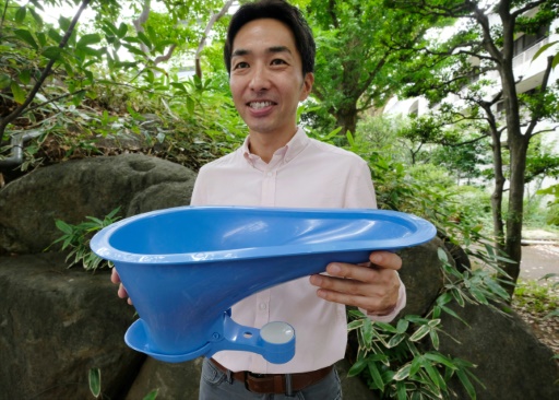  Japanese company hopes to save lives with simple toilets "title =" Japanese company hopes to save lives with simple toilets "/>


<p> An official of the Japanese company Lixil presents the bowl created by the company to reduce the sanitary problems related to the absence of toilets in developing countries, the Kazuhiro NOGI </p>
</p></div>
<div id=