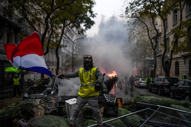 Un Gilet Jaune Est Dans Le Coma à Paris La Grille Quil