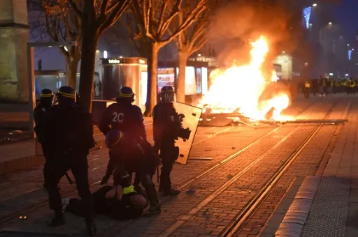 Gilets Jaunesbordeaux Le Jeune à La Main Arrachée Veut