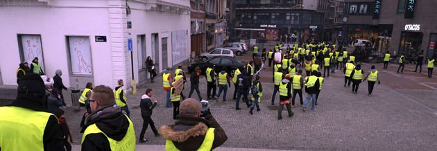 Deux Cents Gilets Jaunes à Charleroi 60 à Namur Barrages