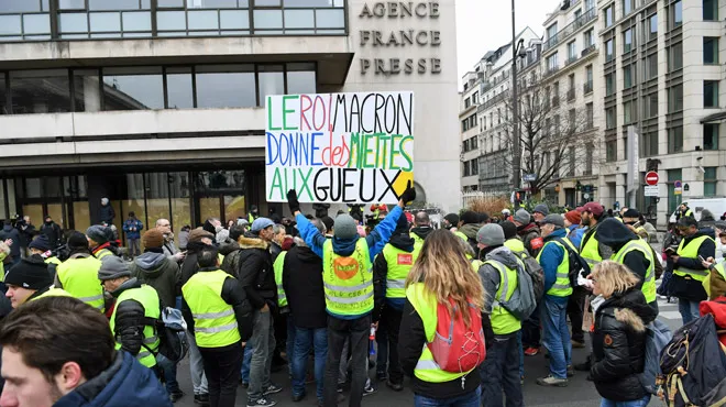 Des Gilets Jaunes Manifestent Devant Le Siège De Lagence