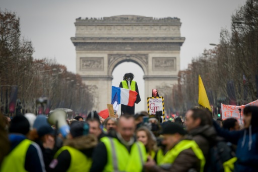 "Gilets Jaunes": à Paris, Un Défilé Pacifique Terni Par Des Heurts ...