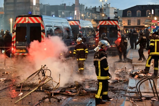 Les Gilets Jaunes Défilent Contre Les Violences Policières