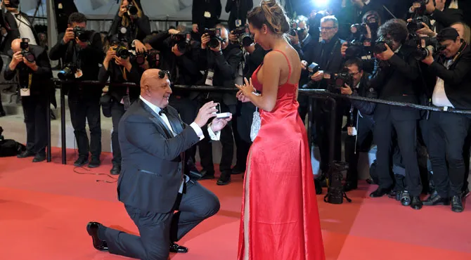 Demande En Mariage Surprise Au Festival De Cannes Meme La Mariee Ne L Avait Pas Vu Venir Rtl People