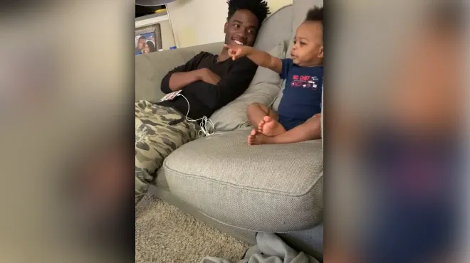 Un Papa Discute Avec Son Bebe Devant La Tele La Video A Deja Fait Craquer 60 Millions D Internautes Rtl People