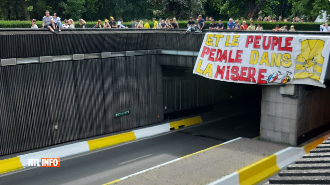 Des gilets jaunes déploient une banderole sur le parcours du Tour de France (photos)