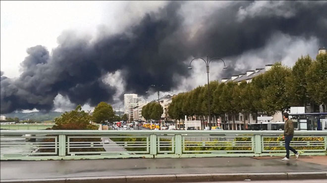 Incendie Dans Une Usine Chimique De Rouen: Le Nuage Se Dirige Vers La ...