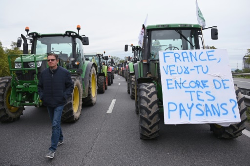 Les Agriculteurs Manifestent Leur Détresse Sur Les Routes De France ...