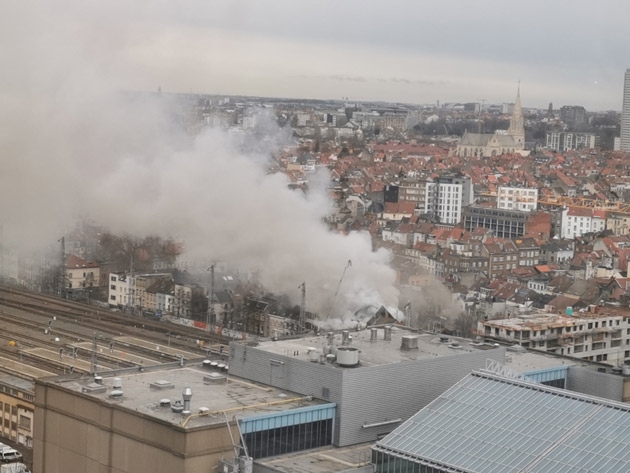 Incendie Pres De La Gare Du Nord A Bruxelles Le Batiment Devrait Etre Demoli Aujourd Hui Rtl Info