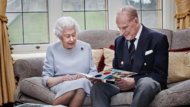 La Reine Elizabeth Et Le Prince Philip Celebrent Leur 73eme Anniversaire De Mariage Avec Une Surprise Concoctee Par Les Enfants Du Prince William Rtl People