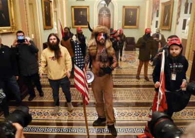 Invasion du Capitole à Washington: qui est cet homme torse nu, cornes sur la tête, parmi les manifestants?