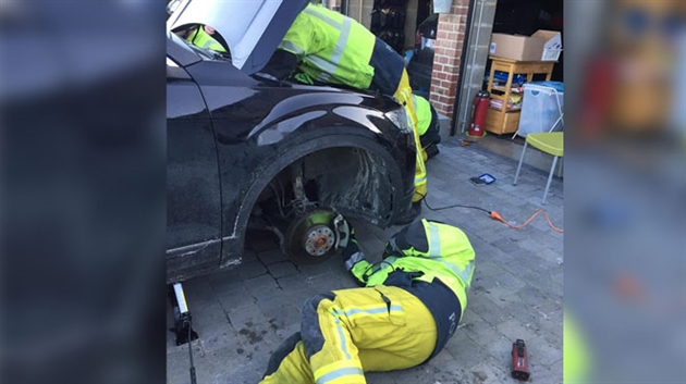 Coince Dans Le Capot De La Voiture Le Chat D Annie A Ete Sauve Par Les Pompiers Ils Ont Meme Utilise Un Seche Cheveux Pour Le Rechauffer Rtl Info