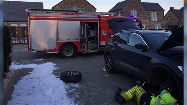 Coince Dans Le Capot De La Voiture Le Chat D Annie A Ete Sauve Par Les Pompiers Ils Ont Meme Utilise Un Seche Cheveux Pour Le Rechauffer Rtl Info