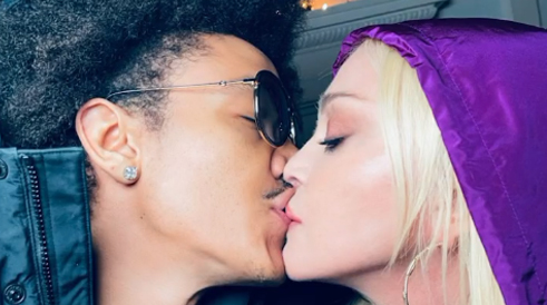 Madonna, 62 ans, folle amoureuse de son compagnon de 27 ans: ils échangent un baiser langoureux sur Instagram