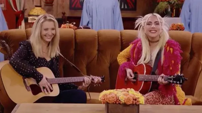 Friends Lady Gaga Et Lisa Kudrow Reprennent La Chanson Mythique Tu Pues Le Chat En Duo Rtl People