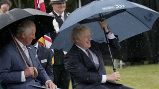 Boris Johnson a des problèmes de parapluie et ça fait beaucoup rire le prince Charles (vidéo)
