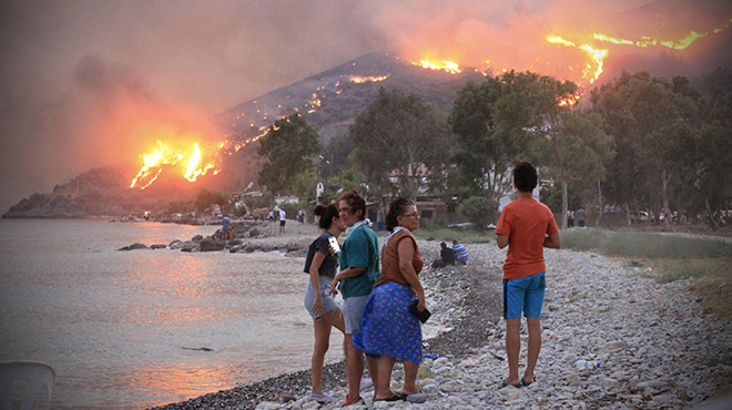 Grandi incendi in Italia, Grecia e Turchia: l'Europa invia sul posto aerei, elicotteri e vigili del fuoco