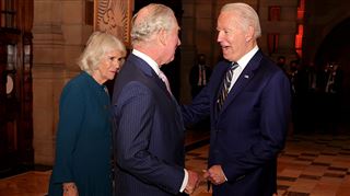 Un pet long et bruyant, impossible à ignorer- quand l’épouse du prince Charles parle de sa rencontre gênante avec Joe Biden à la COP26