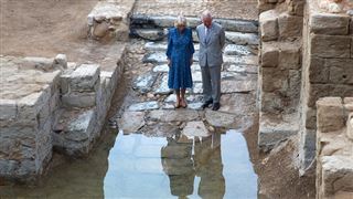 Le prince Charles visite le Jourdain- il va ramener de l'eau bénite pour les futurs baptêmes royaux (dont celui de Lilibet?)